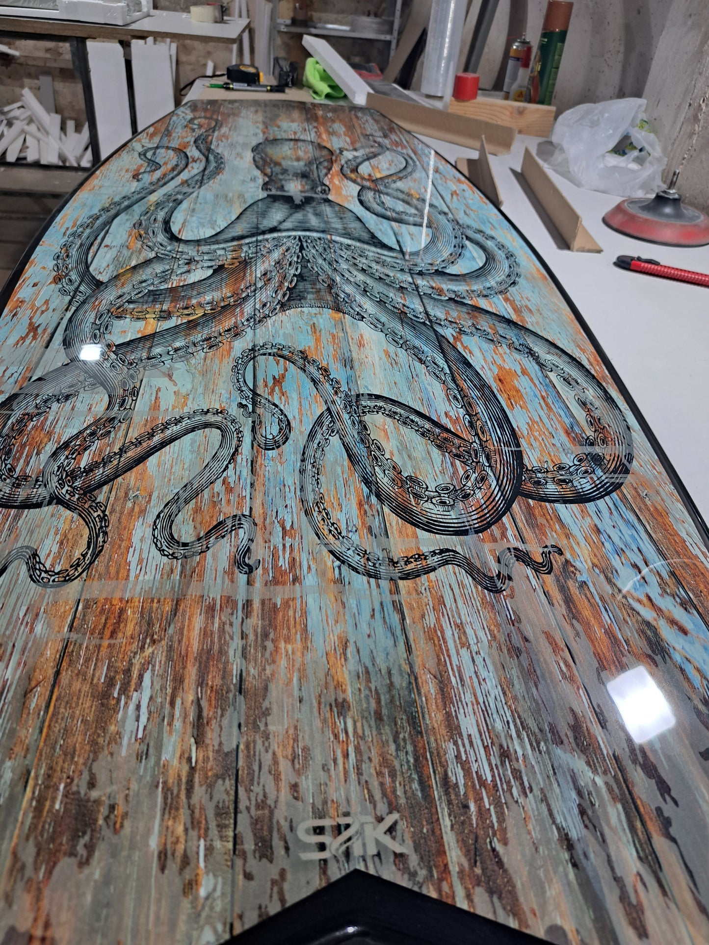 Round Vintage Coffee Table with Octopus