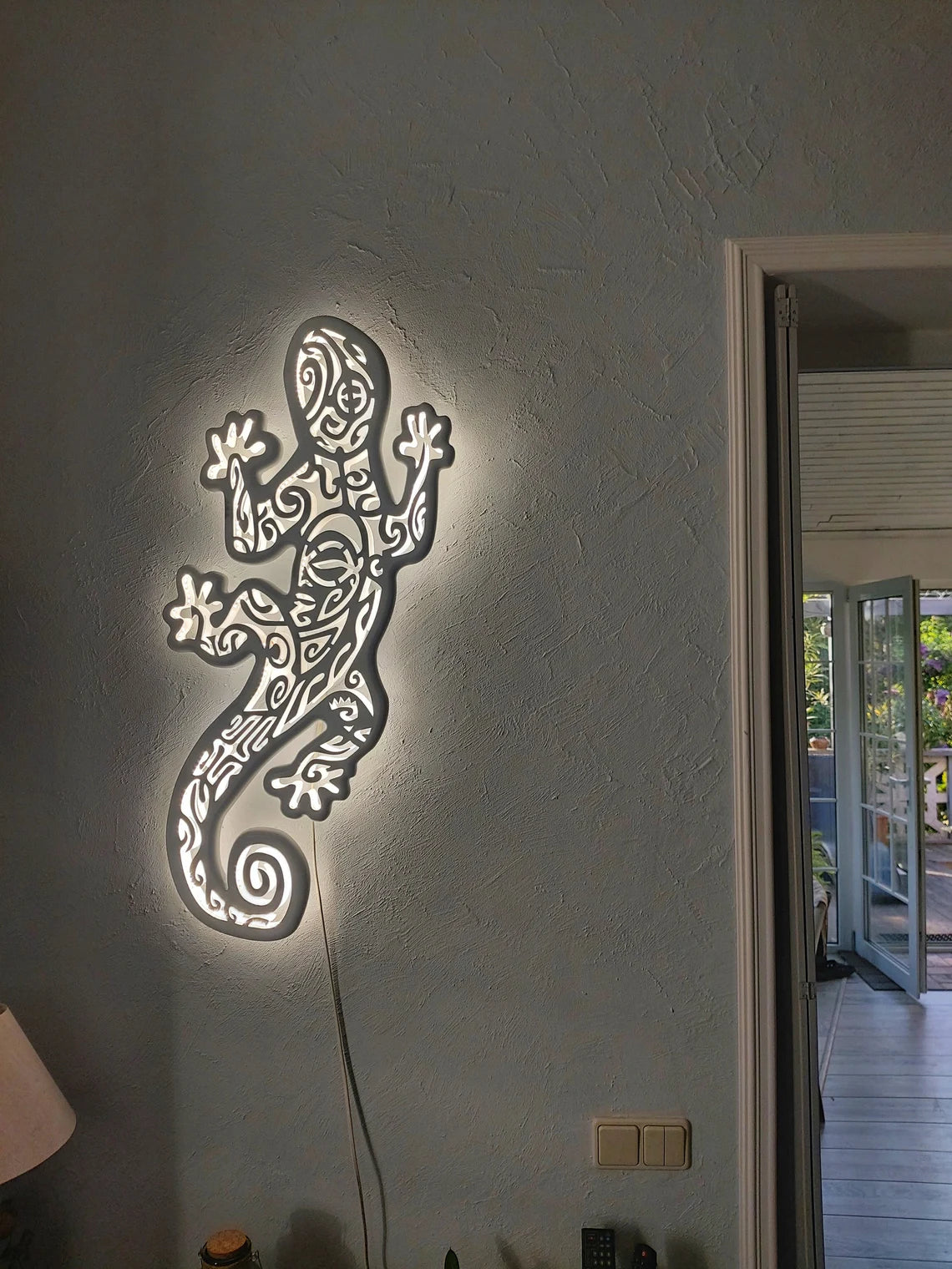 Wooden Handcrafted Chandelier with Gecon: LED Lamp