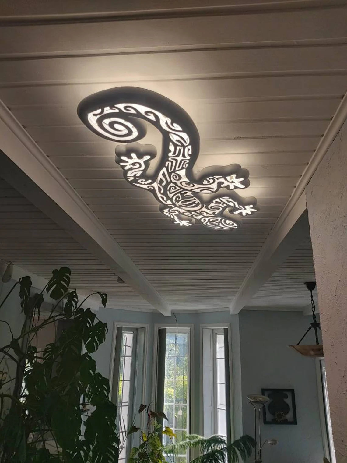 Wooden Handcrafted Chandelier with Gecon: LED Lamp