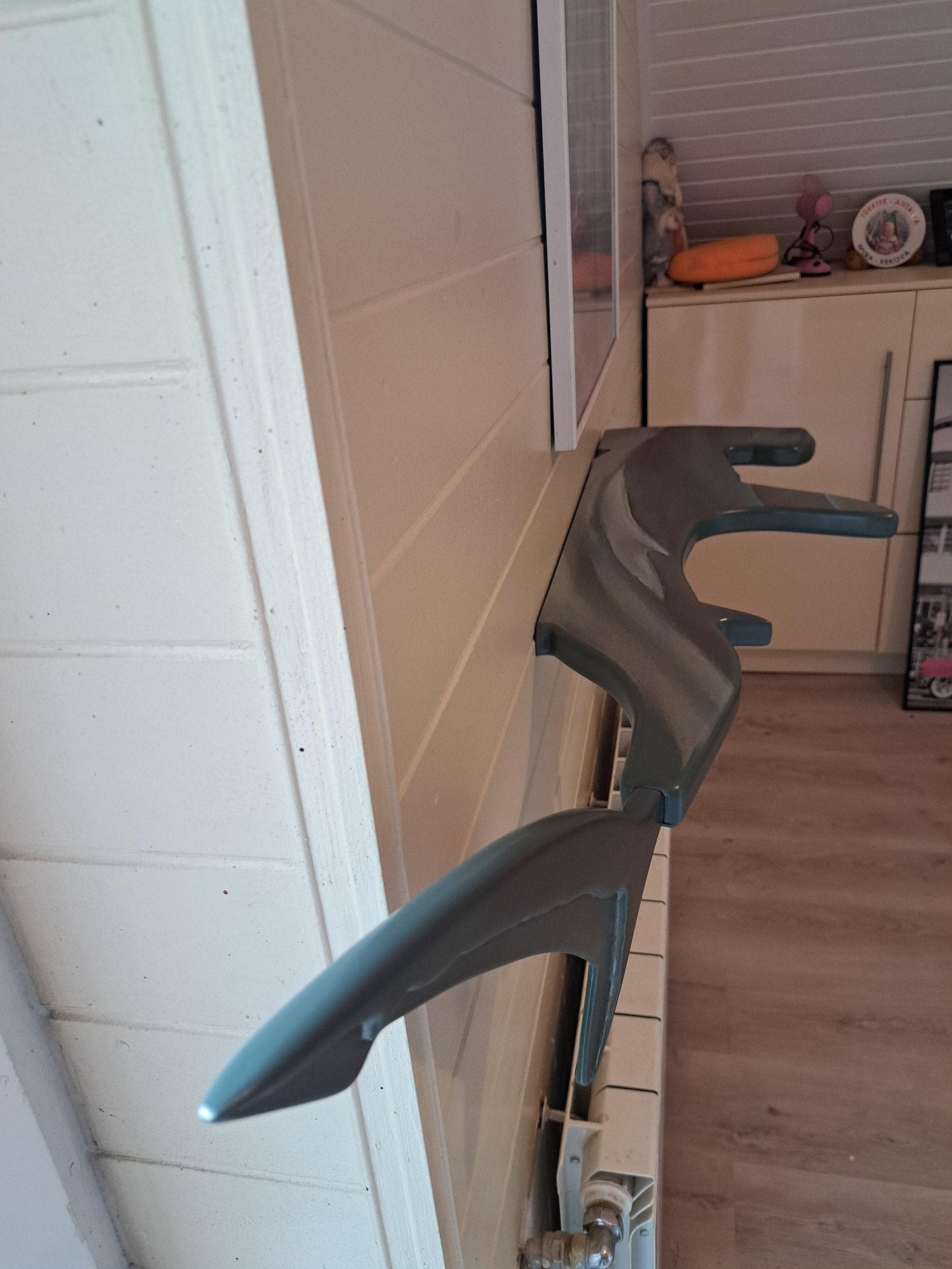 Shelf in the shape of a hammerhead shark for wall decoration