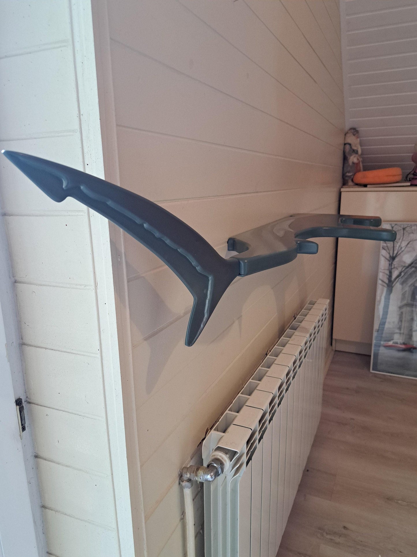 Shelf in the shape of a hammerhead shark for wall decoration