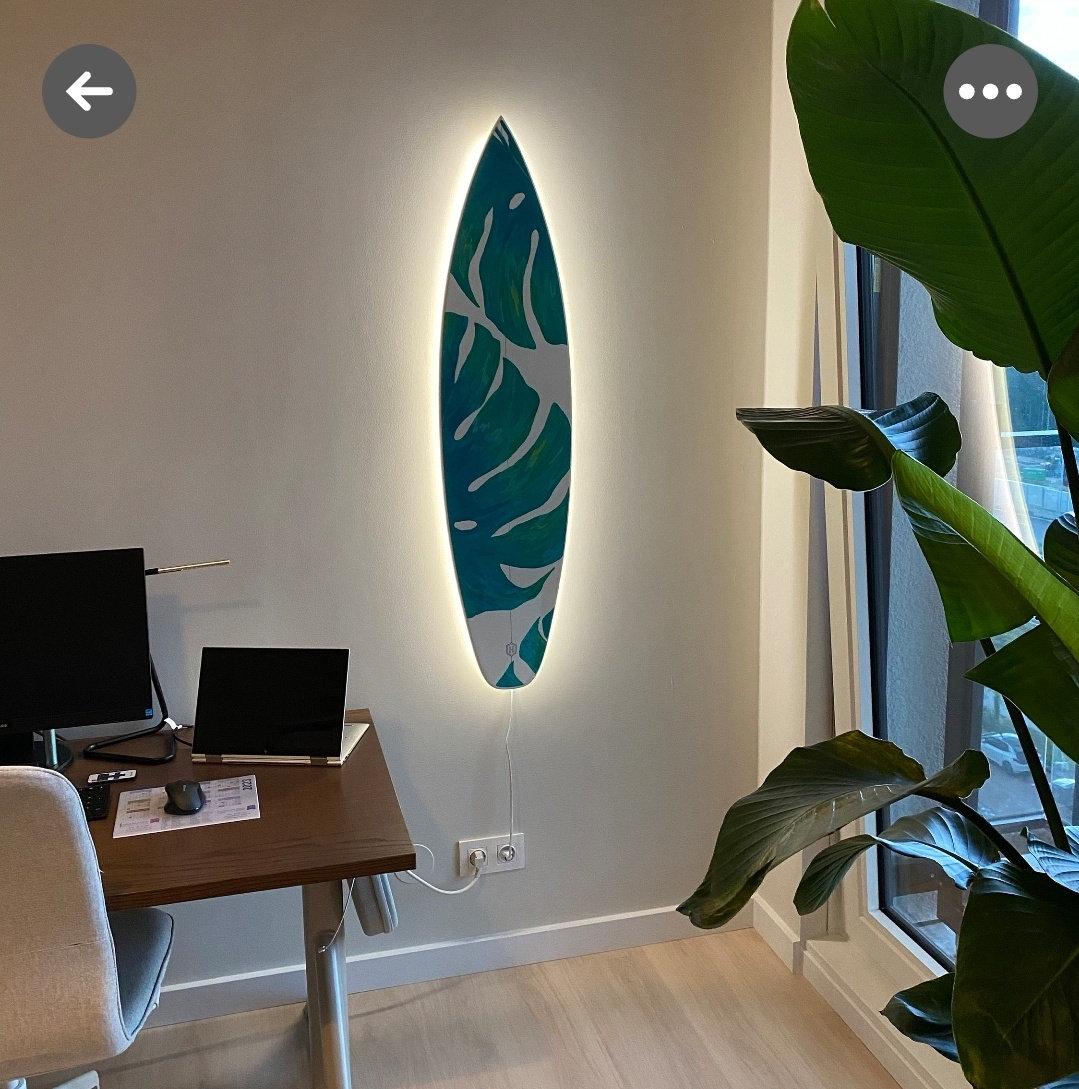 Surfboard-shape wall led light with green monstera