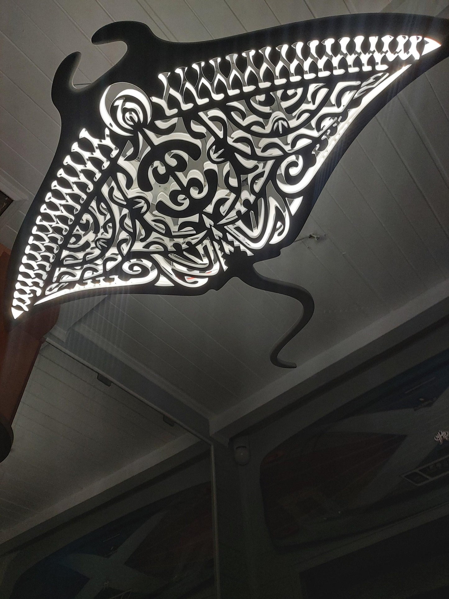 Manta Ray “Rosmary” LED ceiling light – a nautical-style chandelier for coastal and seaside-themed interiors