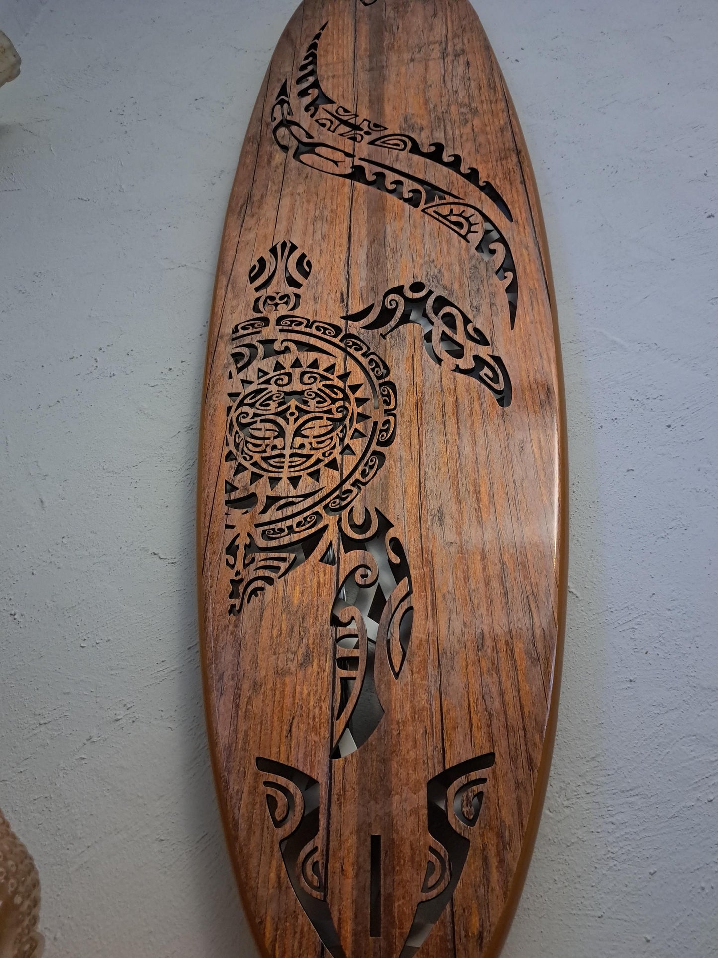 Surfboard-shape wall led light with maori pattern, turtle