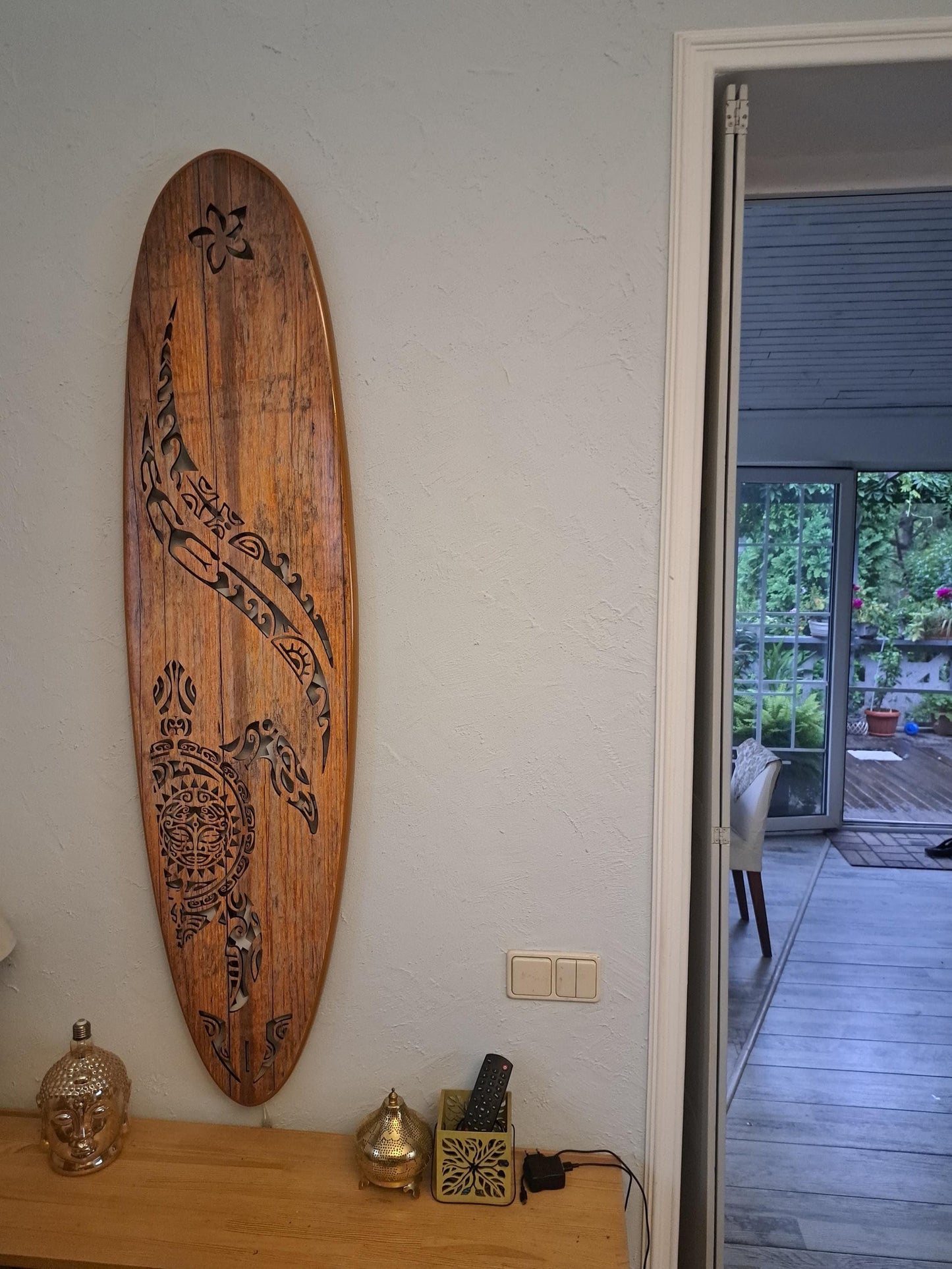 Surfboard-shape wall led light with maori pattern, turtle
